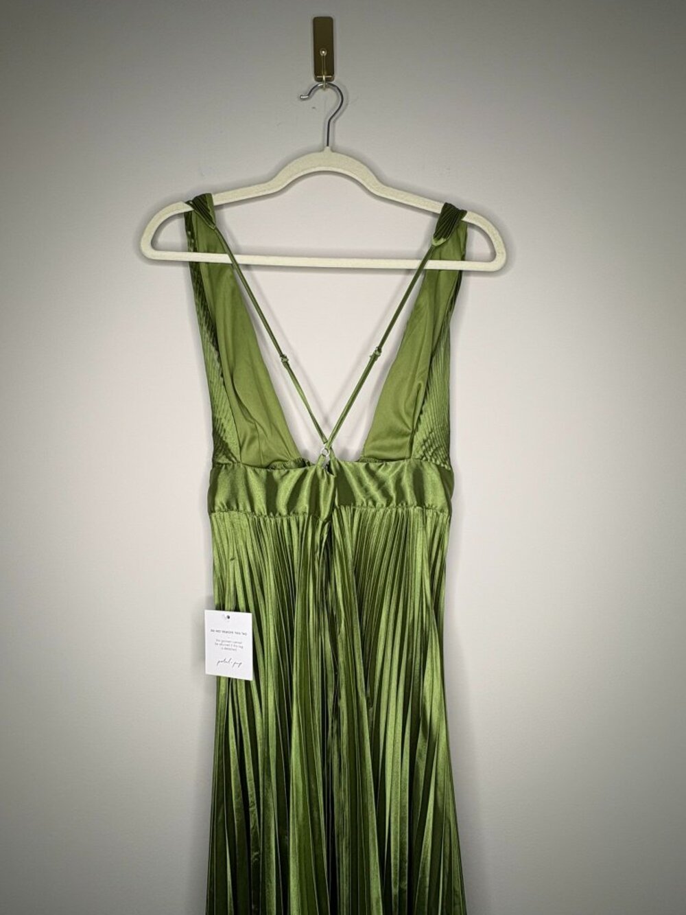 Petal & Pup Kris Plunge Neck Pleated Satin Gown – Olive Green – Small – NWT - Picture 5 of 15